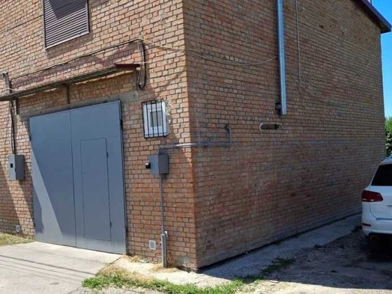 Гараж  в центрі  з   квартирою над ним Миргород