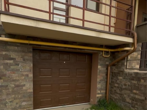 Продам великий граж в будинку! Є зарядка на єлектромобіль ! Грибоєдова Ужгород