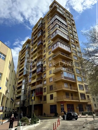 Хіт Ціна Продаж Парко місць Євгена Коновальця 36е - фото 1