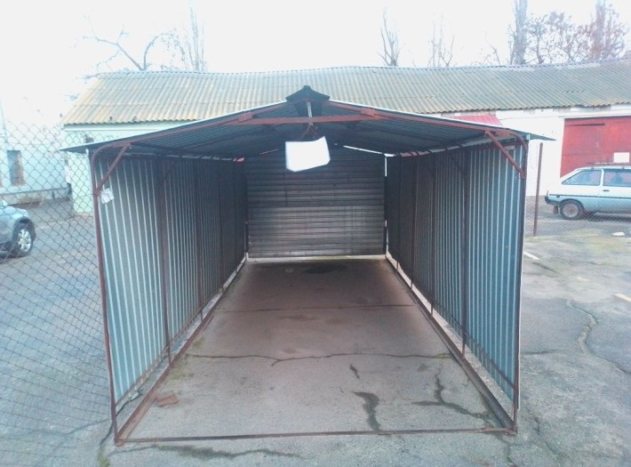 Продаю металлический навес на авто стоянке для авто ул.Строителей1 - фото 1