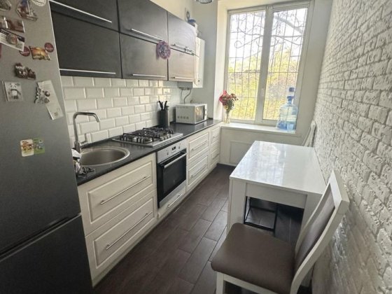 Продам 3-х кімнатну центр Кам'янське