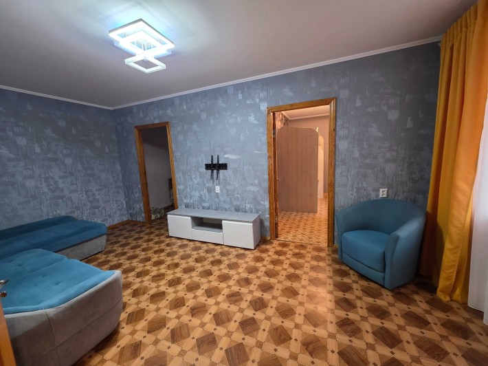 Простора трьохкімнатна квартира в центрі міста - фото 1