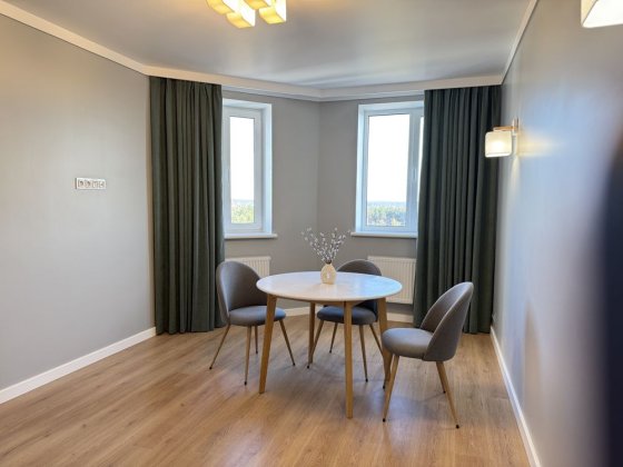 Трикімнатна квартира з ремонтом поруч з сосновим парком Гостомель