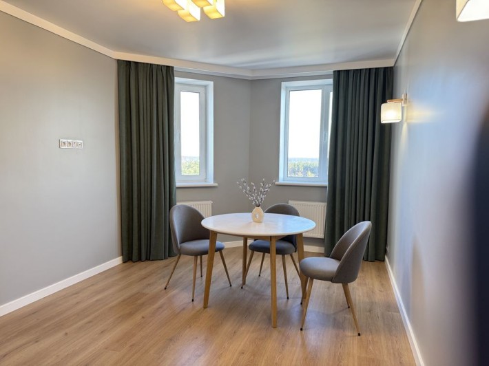 Трикімнатна квартира з ремонтом поруч з сосновим парком - фото 1