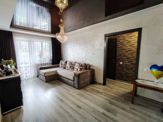 Укомплектована трикімнатна квартира в центрі з хорошим ремонтом Дубно