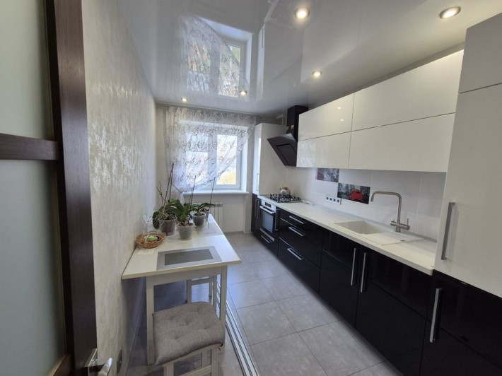 Трьохкімнатна з новим ремонтом - фото 1