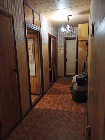 Продам 3-х комнатную квартиру . Под ремонт. - фото 1