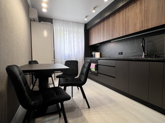 Продам 4-кімнатну  з ремонтом Черноморск