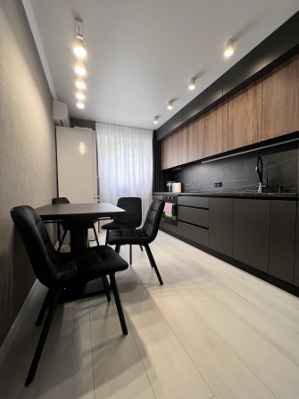 Продам 4-кімнатну  з ремонтом - фото 1