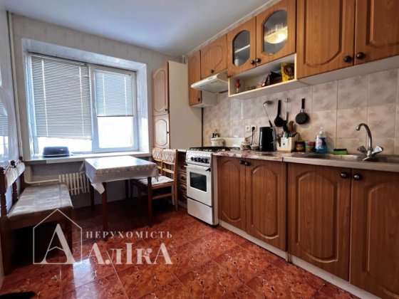 Продам простору 3-кімнатну квартиру поруч з центром Каменец-Подольский