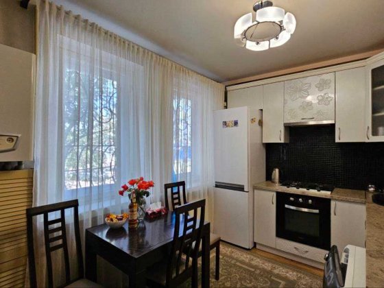 Продам 3х комнатную квартиру Сталинка в центре Кам'янське