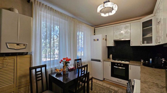 Продам 3х комнатную квартиру Сталинка в центре - фото 1