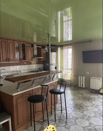 Продается просторная и светлая квартира в самом центре Черноморска - фото 1