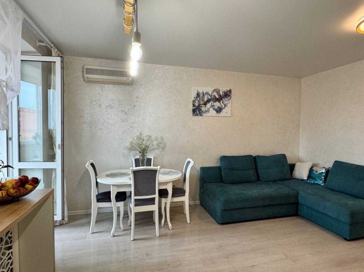 Продається простора 2 кімнатна квартира  Чорноморську - фото 1