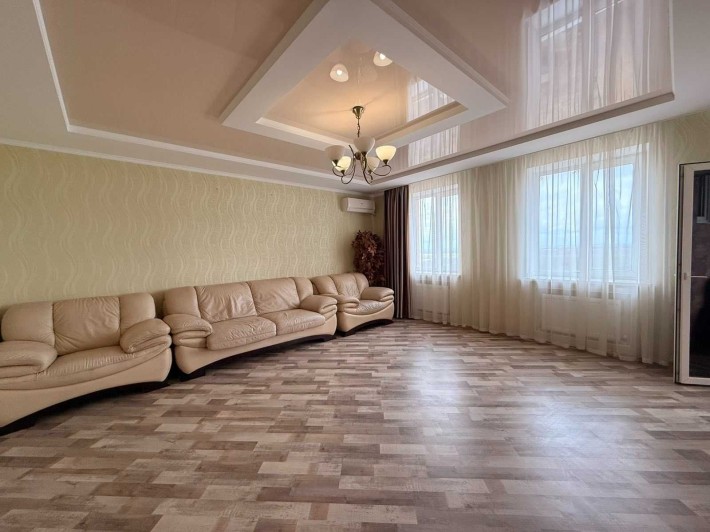 Поступила в продажу просторная 2 комнатная в новострое с ремонтом - фото 1