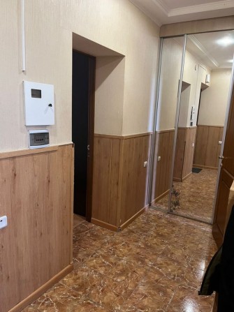 Продам 2 ком,с автономным отоплением 3 эт. Окна вых, на площадь - фото 1