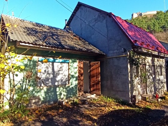 Центр. Перший поверх. Продам квартиру в приватному будинку.