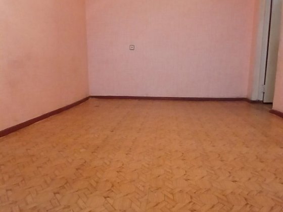 Продам двух комнатную квартиру, др. вартанты. Лозовая