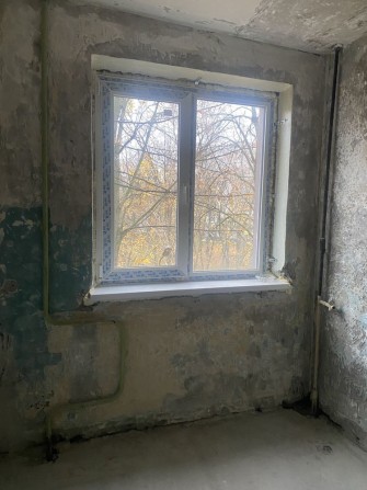 Продам 2-х кім.кв з розп. ремонтом напроти мебельних магазинів. - фото 1