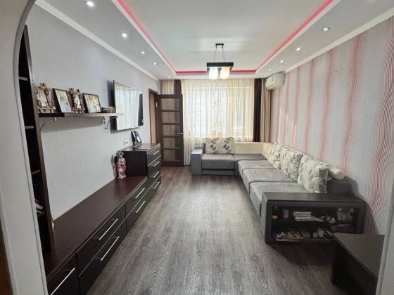 3-х кімнатна квартира с коморою Лозовая