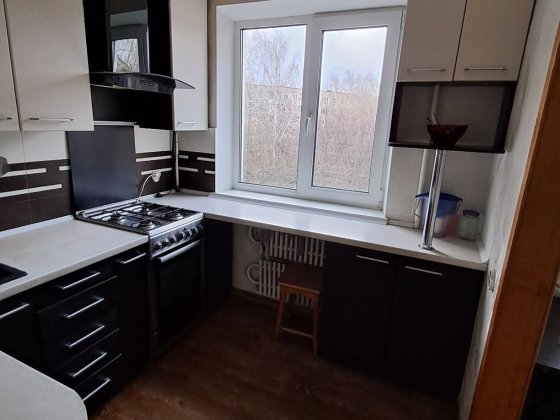 Продам трикімнатну квартиру на 2 му мікрорайоні Лозова