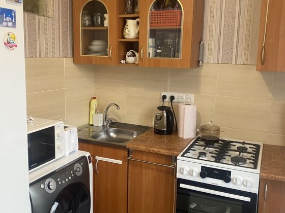 Продам 1-кім.кв з ремонтом та меблями на 3- м районі. Лозова