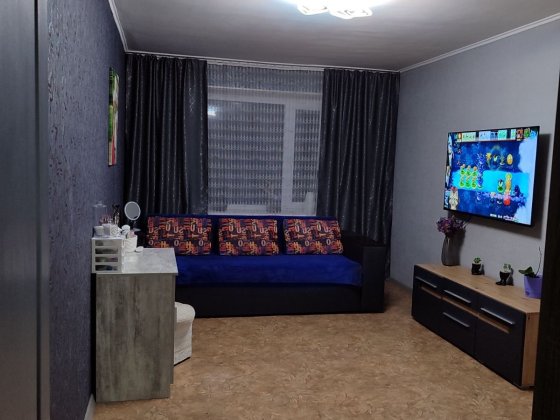 Продам двокімнатну квартиру Лозовая