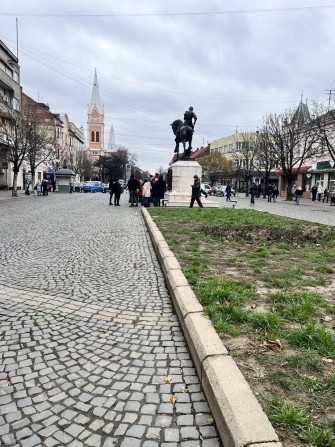 Продаж в Центрі трьох кімнатноі квартири - фото 1