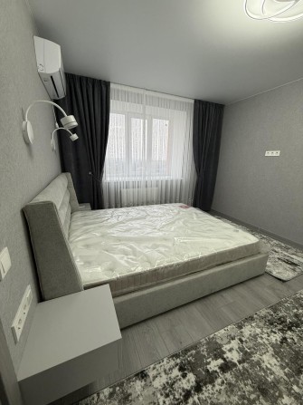 Продаж 1-но кімнатна в новобудові з євроремонтом район 16 школи - фото 1