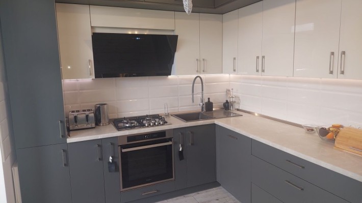 Продається три кімнатна квартира в кірпічному будинку - фото 1