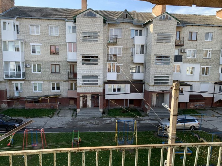 Продам квартиру в центрі міста Нововолинська - фото 1