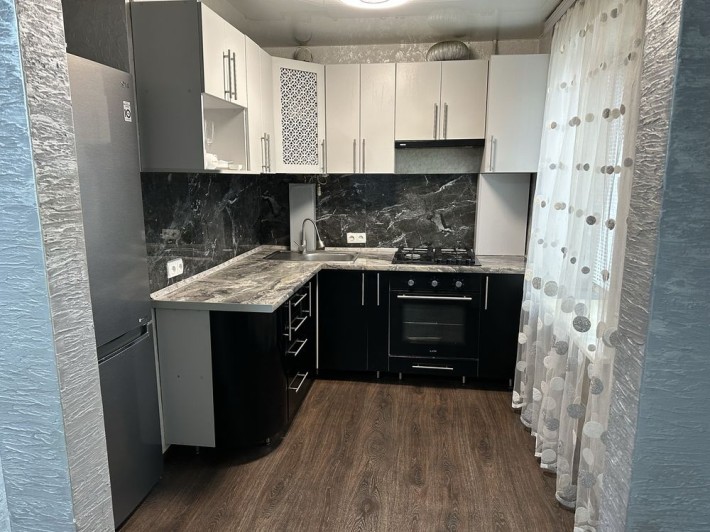 Срочно продам 3 комнатную квартиру в центре города. - фото 1