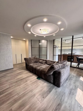 Продам шикарную двухкомнатную квартиру возле Самолёта. - фото 1