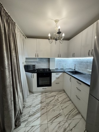 Срочно продам двухкомнатную квартиру с евроремонтом в центре - фото 1