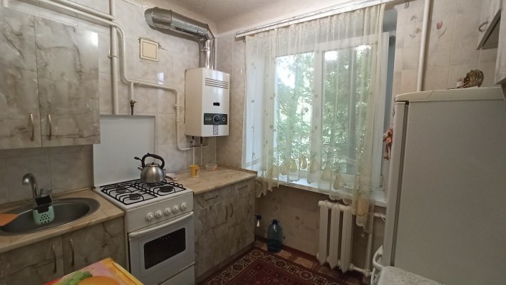 Продам 2-к. квартиру в центре. - фото 1