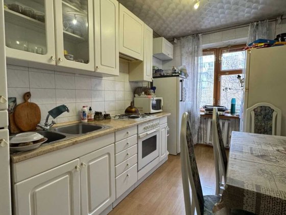 Продам 4-кімнатну квартиру вул.  В.Ковалівка Самар