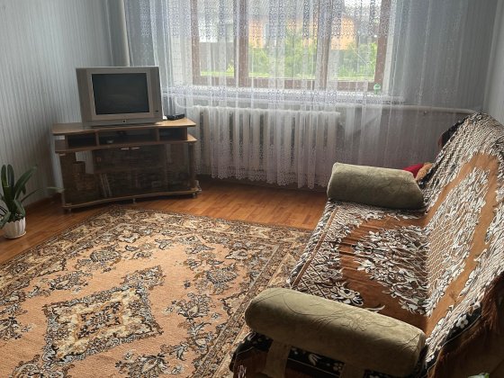 Продам квартиру 3 кімнатну частково з меблями Сарны