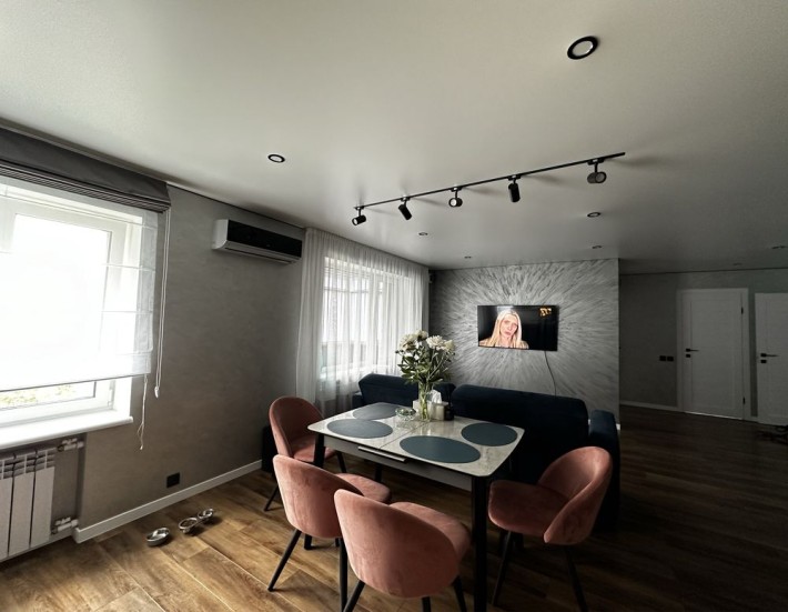 Продам квартиру в центре с капитальным ремонтом - фото 1