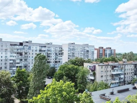 ПРОДАМ 3-кімнатну квартиру в центрі м. Самар, район СШ-6 /політика Самар