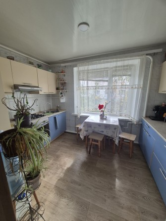 Продам 2 ком квартиру с гаражом - фото 1