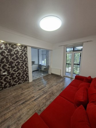 Продам трикімнатну"сталінку" - фото 1