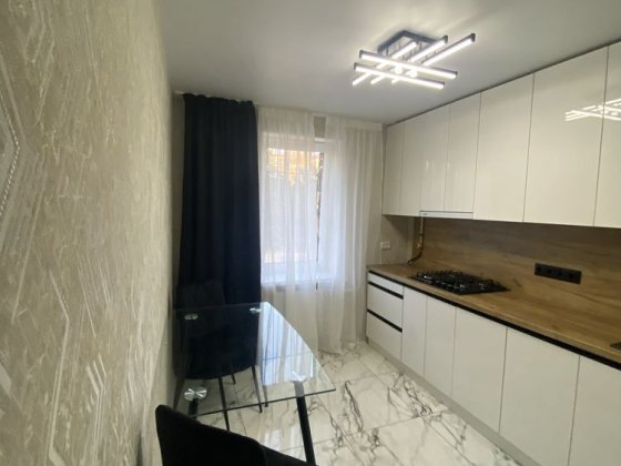 Продам двухкомнатную чешку с евроремонтом в центре Самар