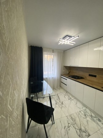 Продам двухкомнатную чешку с евроремонтом в центре - фото 1