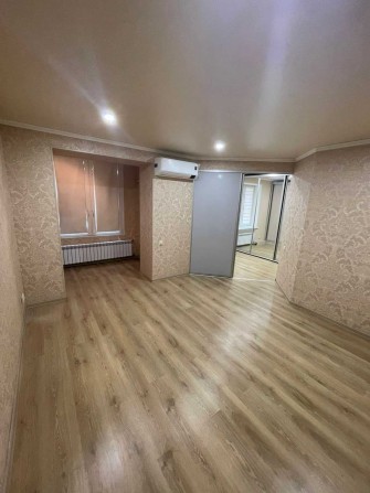 Продается 3-комнатная квартира в центре, 63 м2, чехпроект. - фото 1