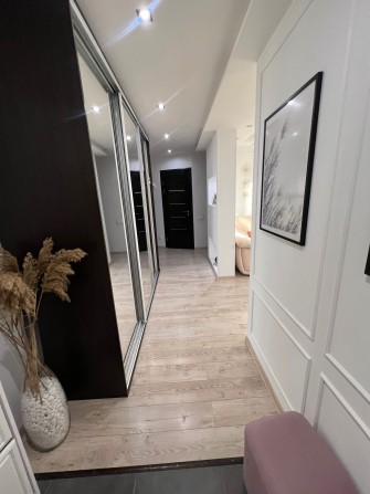 Без ріелтора!!! Продам 3-к квартиру -студію Центр 3/9 будинку з меблям - фото 1