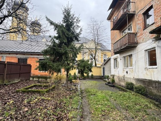 Продаж квартира + бізнес обʼєкт Хуст