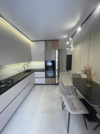 Продається простора 2-кімнатна квартира у мікрорайоні Виставка - фото 1