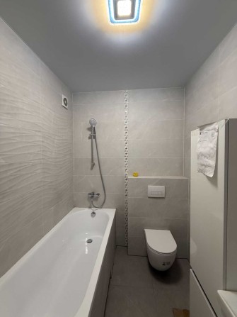 Простора 1-кімнатна квартира з панорамним видом у сучасній новобудові - фото 1