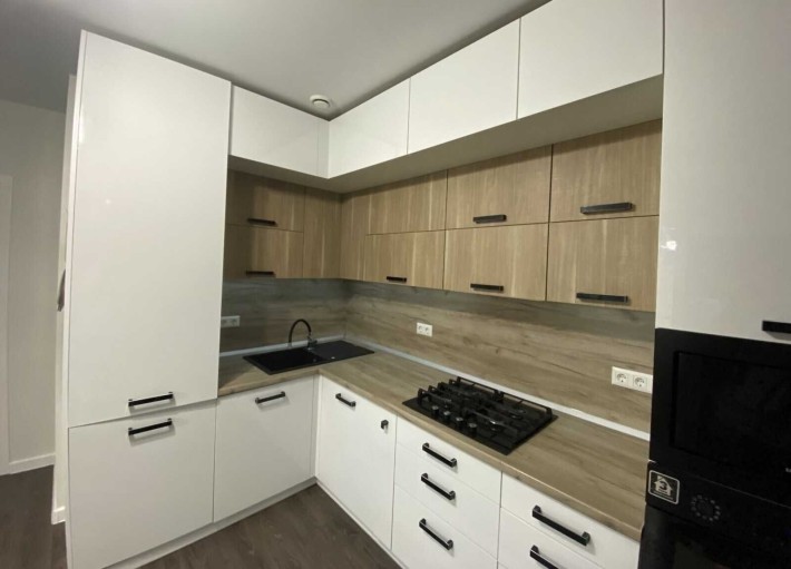 ТЕРМІНОВО! Трикімнатна квартира з ремонтом в новобудові - фото 1