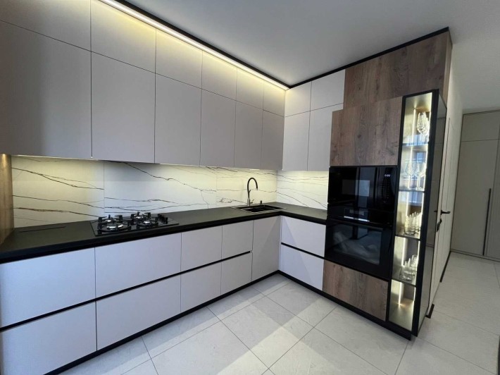 Простора 2-кімнатна квартира з дизайнерським ремонтом - фото 1